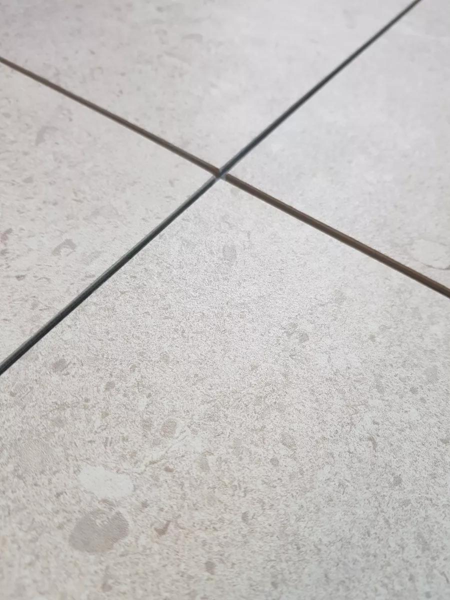 회색 타일 틈새의 근접 모습