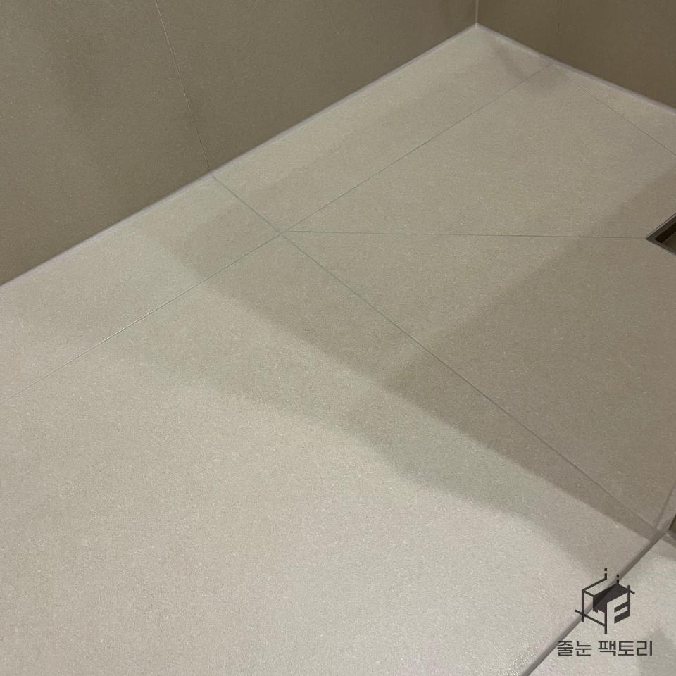 바닥 타일 마감 상태와 틈새
