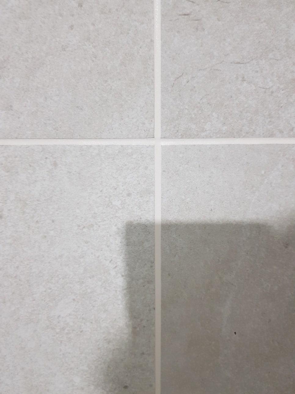 회색 타일 바닥 표면과 흰색 라인