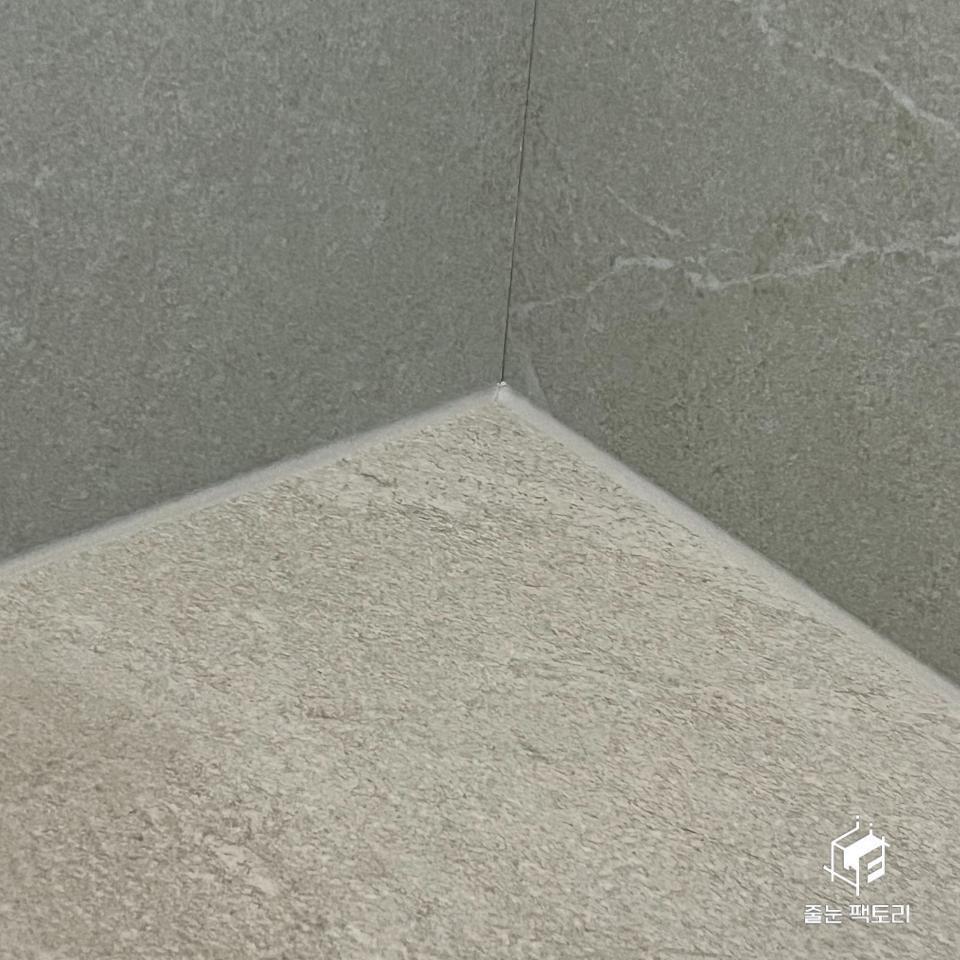 벽과 바닥 접합부의 타일 마감 클로즈업