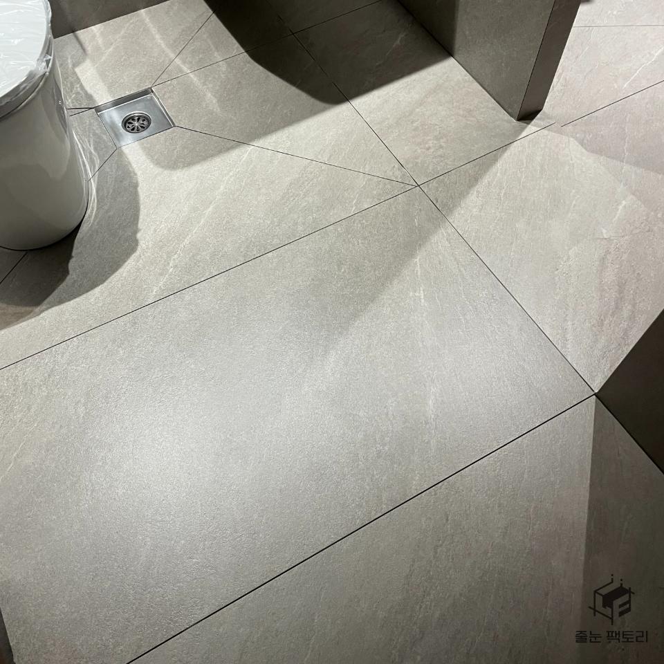 양변기 주변 바닥 마감