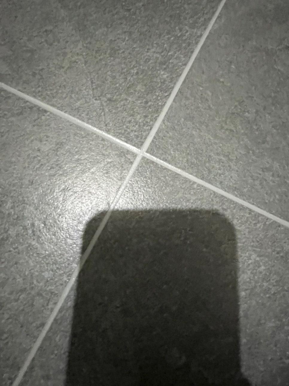 회색 타일 바닥의 흰색 틈새