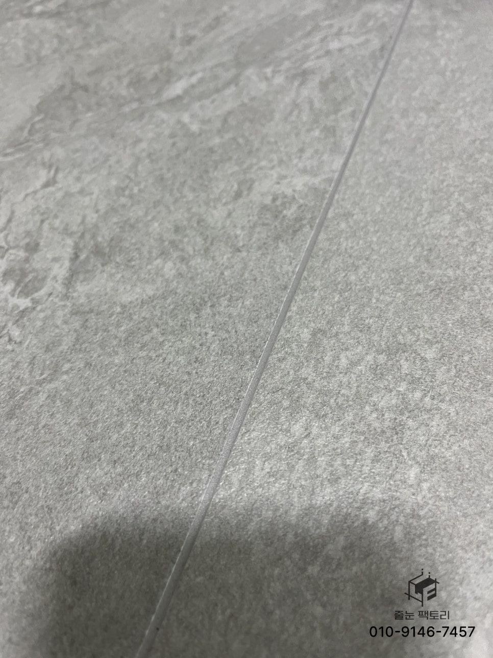 매끄럽게 채워진 회색 타일 사이의 줄눈 라인