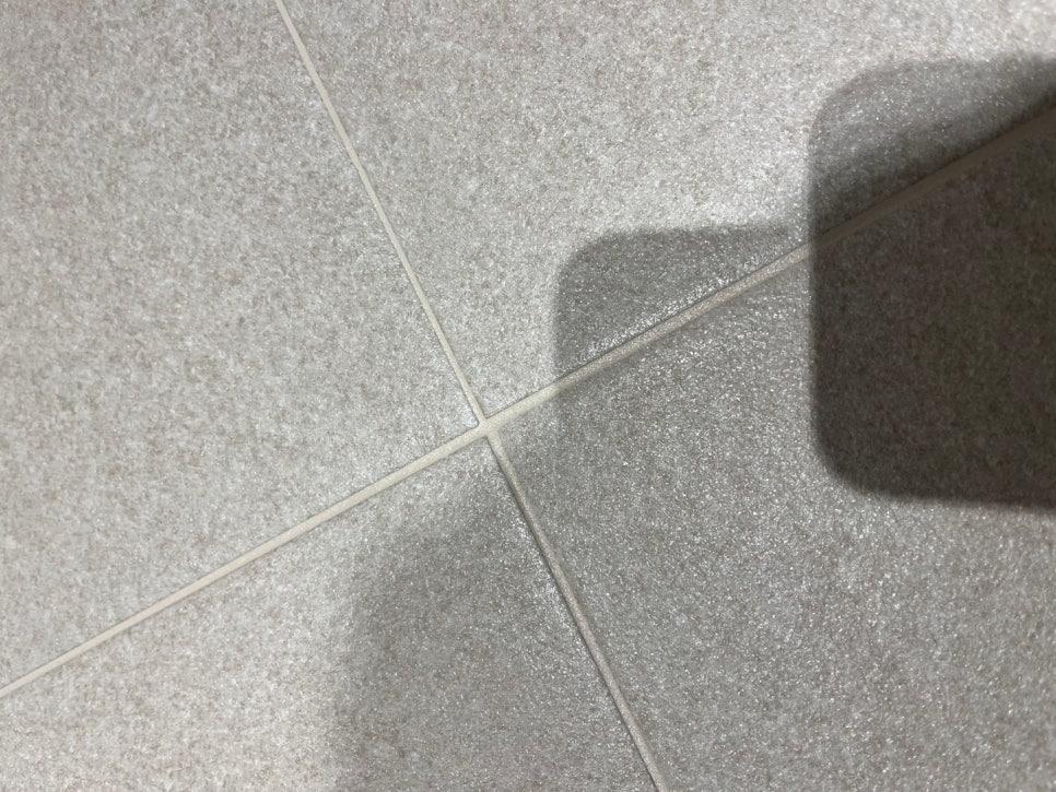 회색 타일 바닥 표면과 흰색 셔드