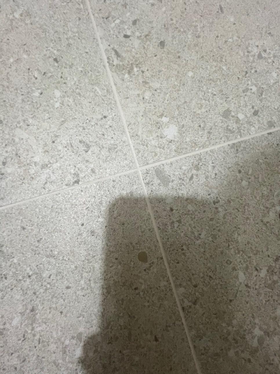 흰색 패턴 타일 사이의 접합선 근접샷