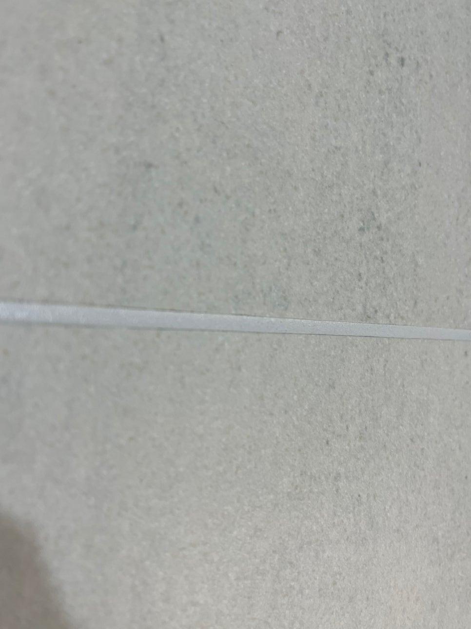 두드러진 오염이 보이지 않는 벽과 바닥 표면