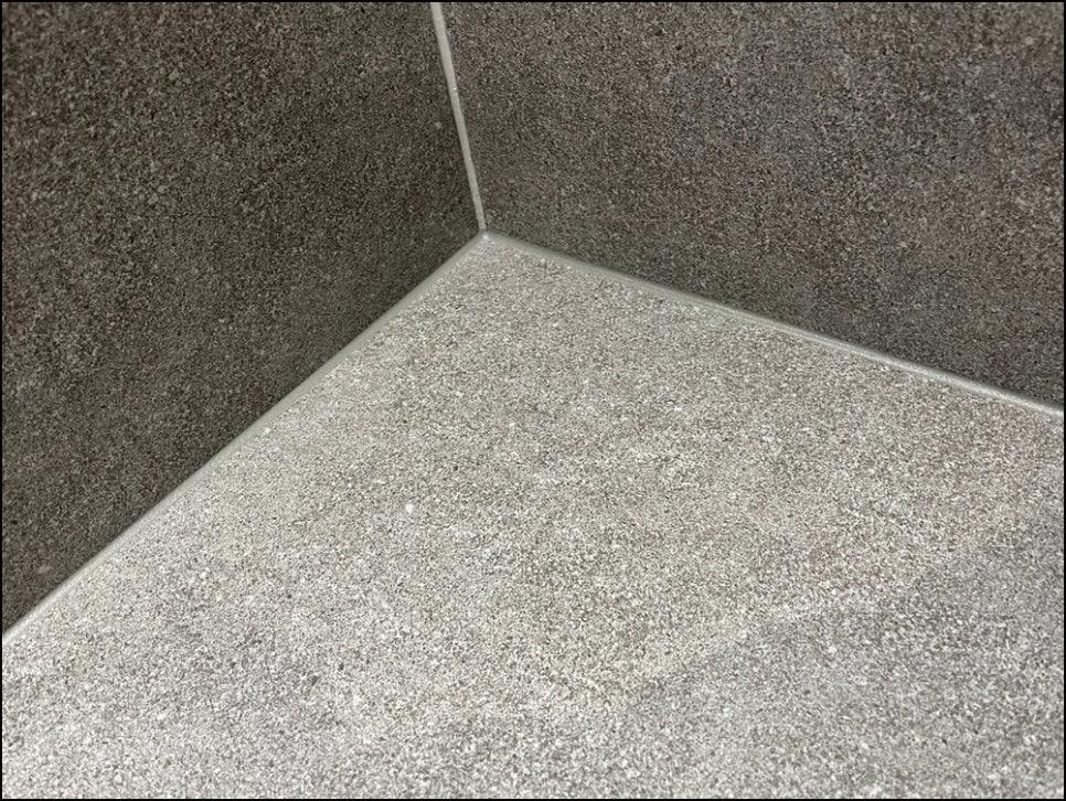 벽과 바닥 접합부의 타일 마감