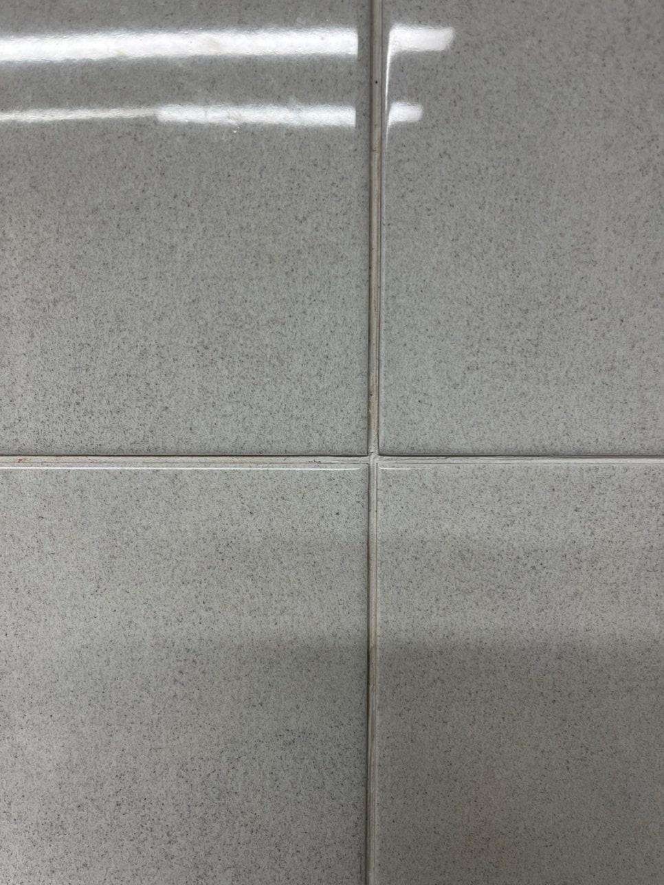 회색 타일 바닥의 타일 사이 틈새