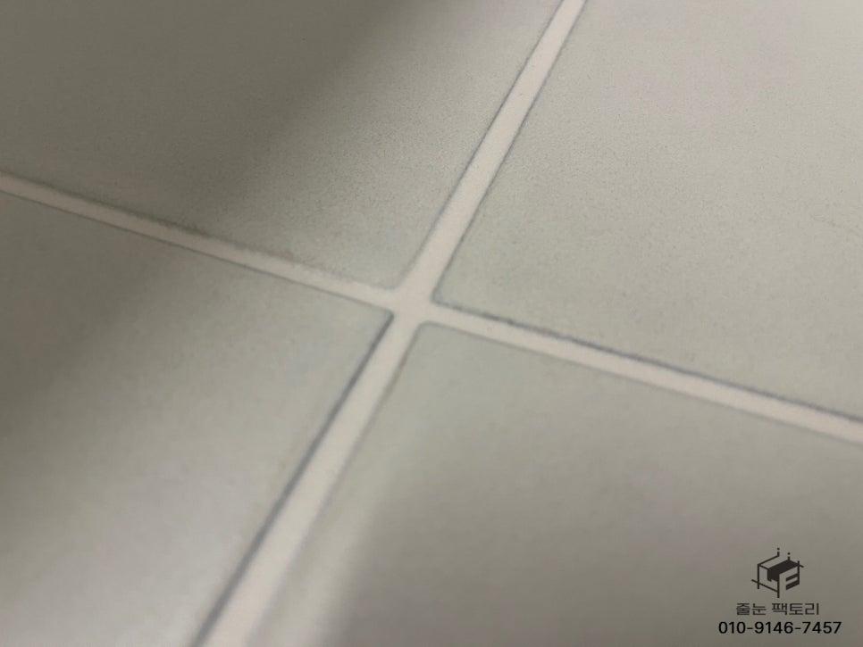 타일 틈새를 채우는 시공 과정