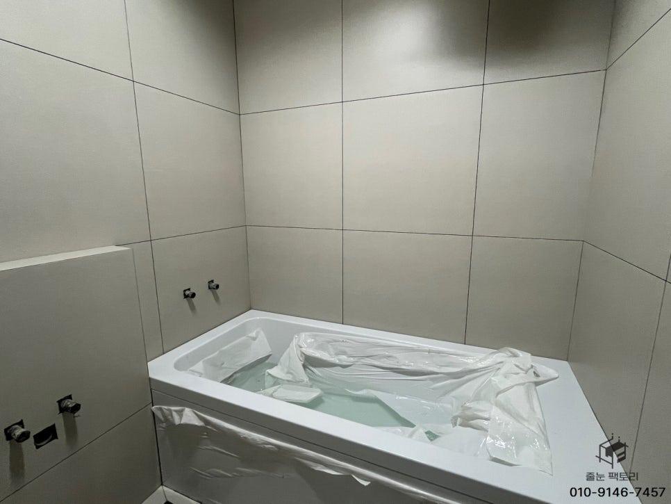 오염 제거 작업이 진행 중인 욕실 내부