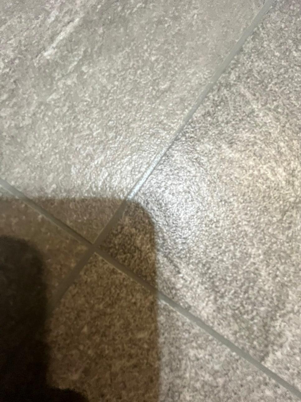 벽과 바닥 표면에 넓게 퍼진 먼지층