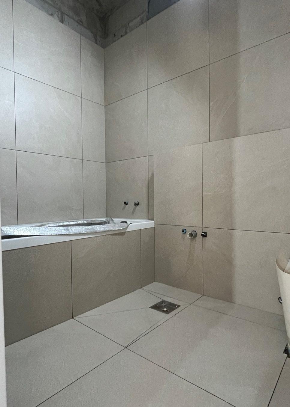 욕조와 샤워 설비가 보이는 욕실 내부 장면