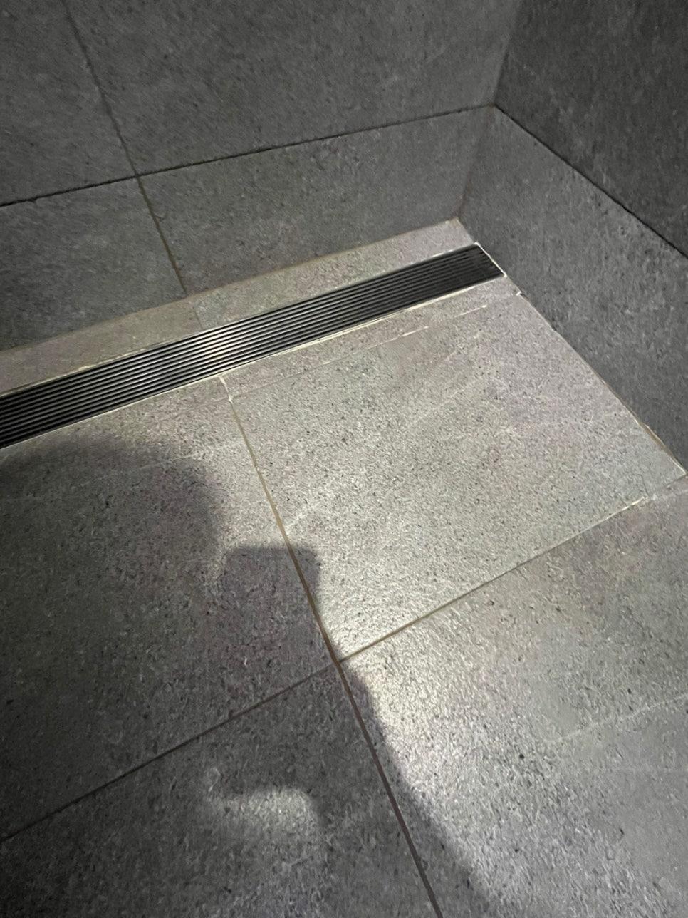 두드러진 오염이 보이지 않는 프레임 표면