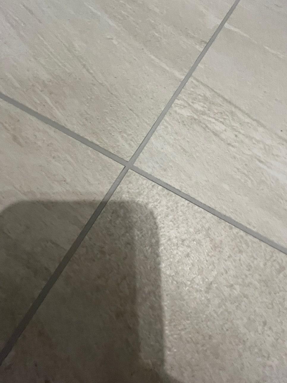 타일 접합선 클로즈업 모습