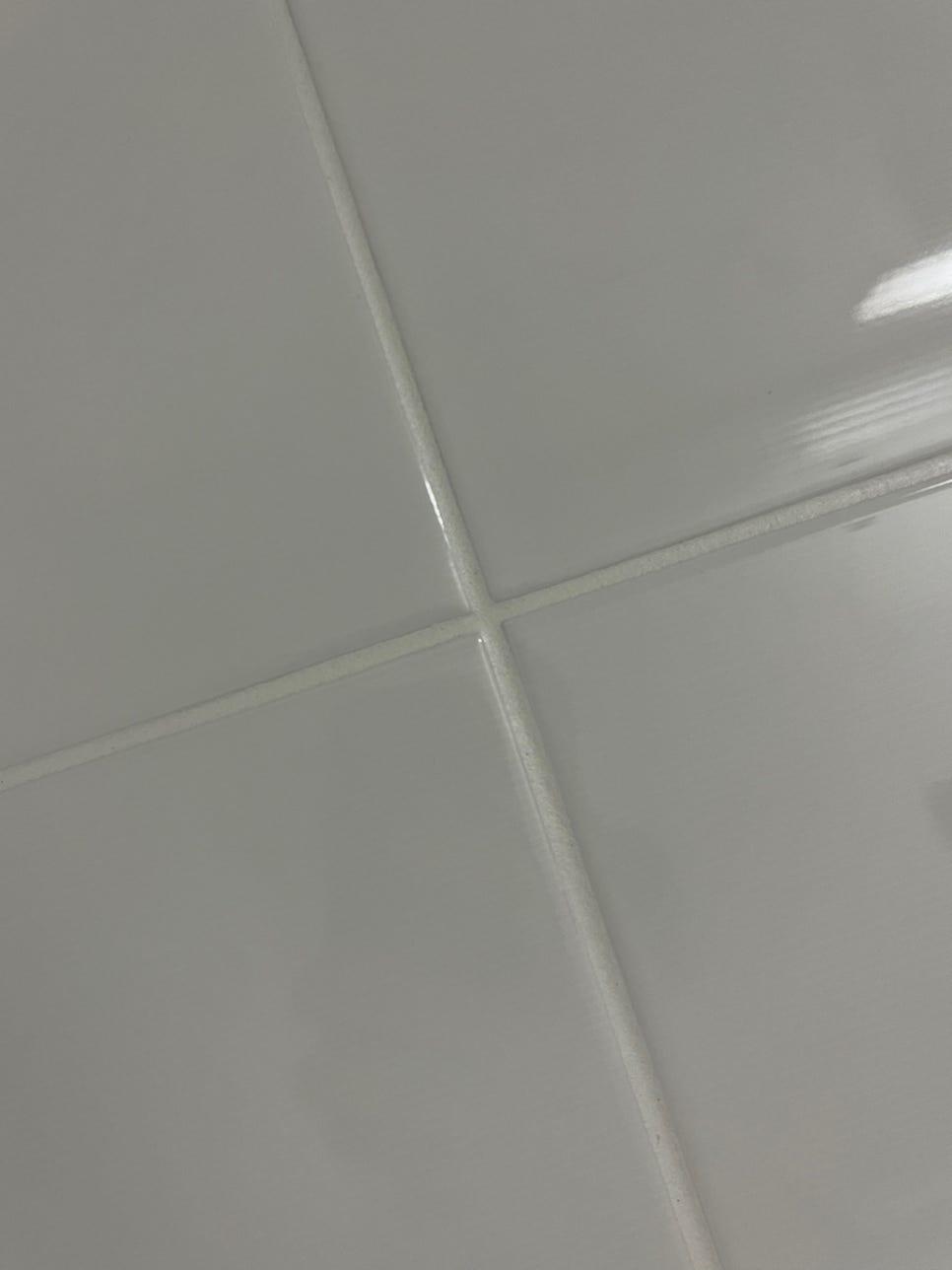 흰색 타일과 접합부가 보이는 천장 근접 샷