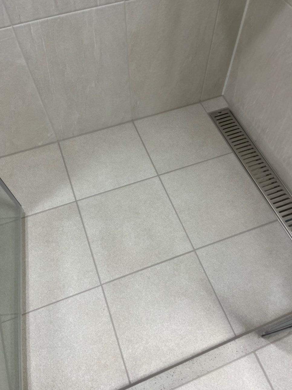 오염 없이 마감된 벽과 바닥 표면