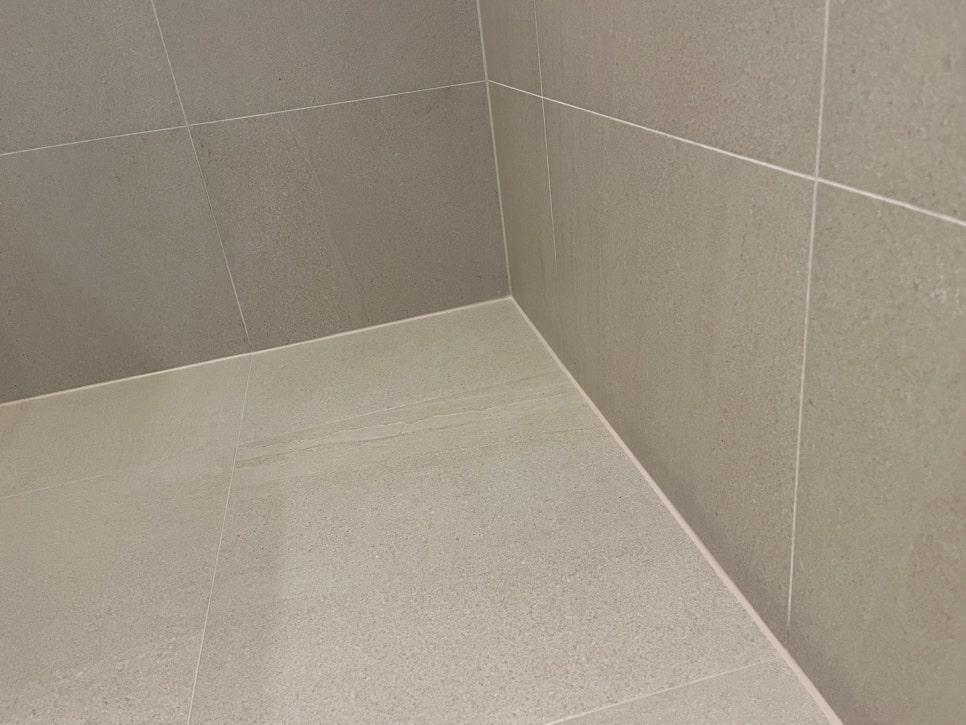 회색 타일 벽면과 바닥의 접합부