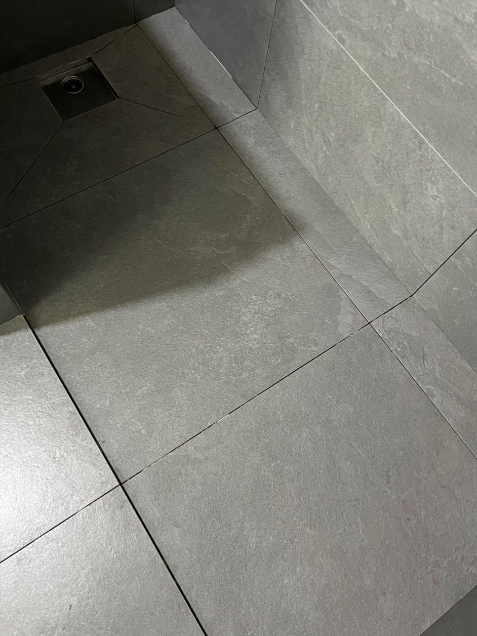 마감이 완료된 욕실 바닥 근접 모습