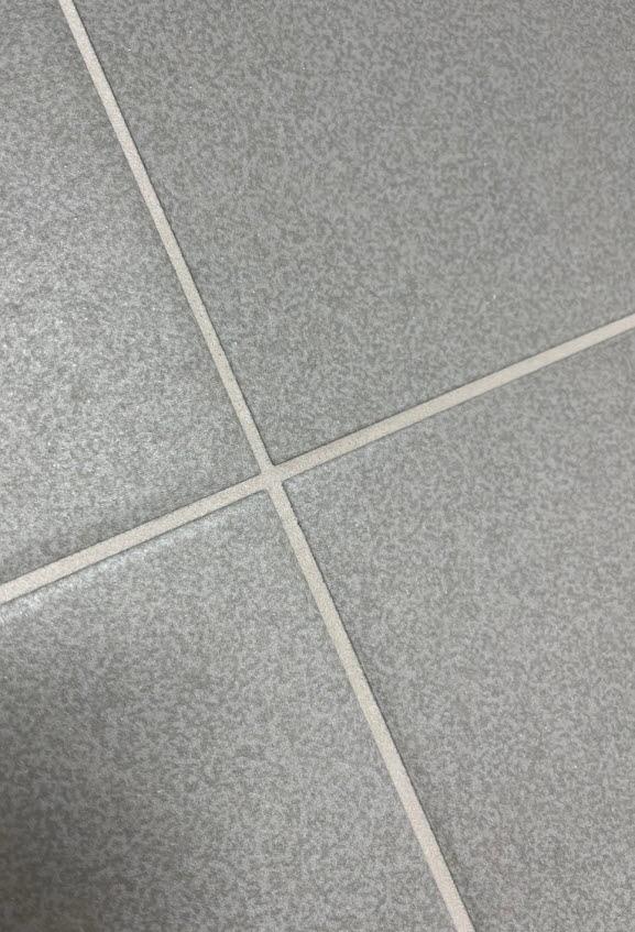 회색 타일 바닥 접합선의 근접 모습