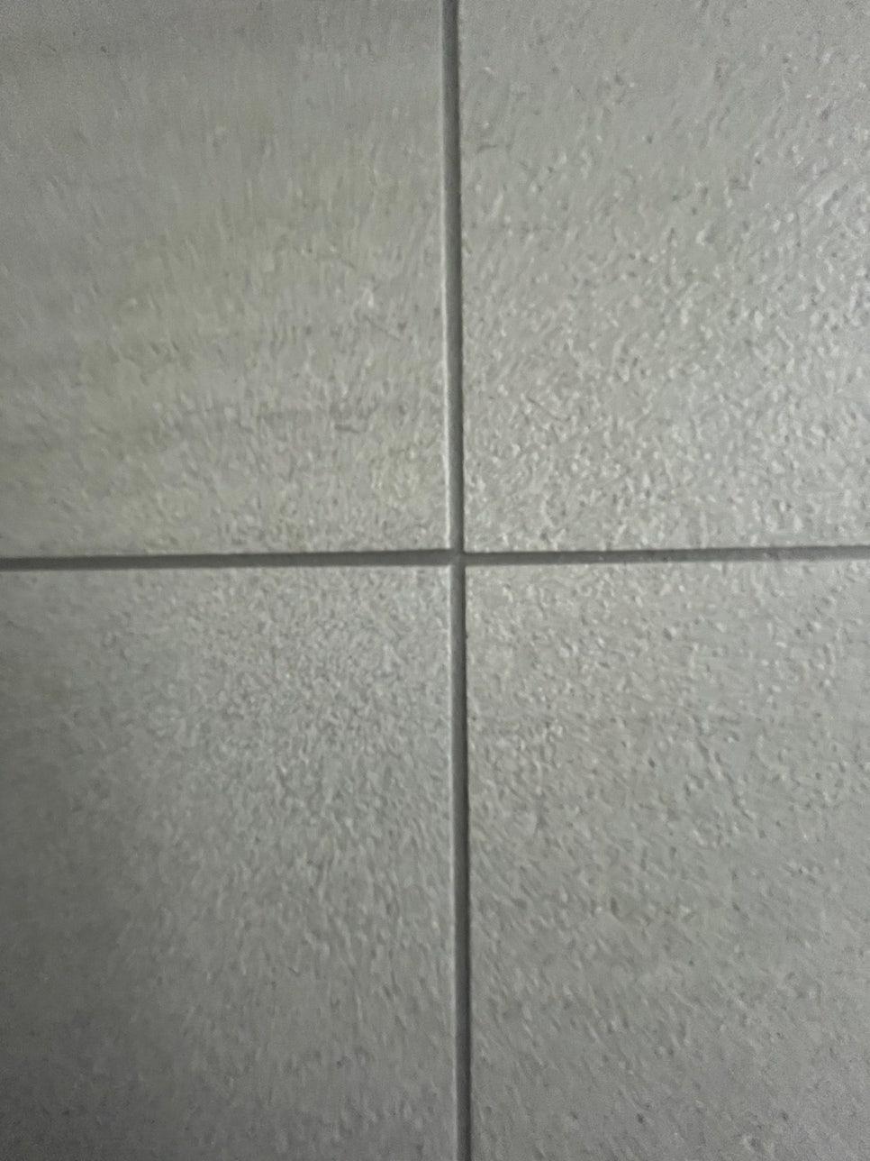 넓게 퍼진 먼지층이 보이는 표면