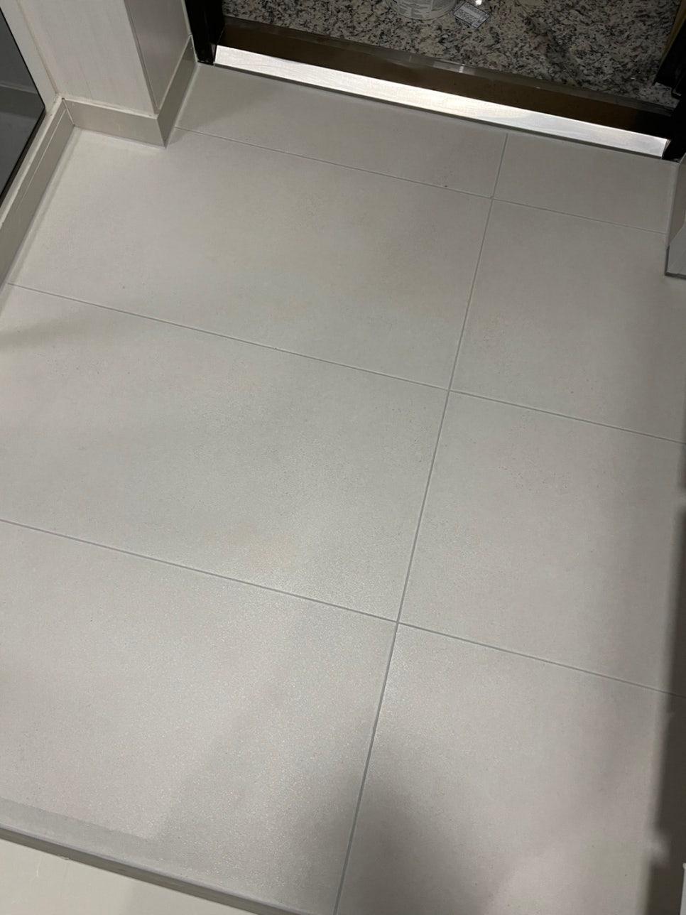 오염이 보이지 않는 현관 바닥 표면