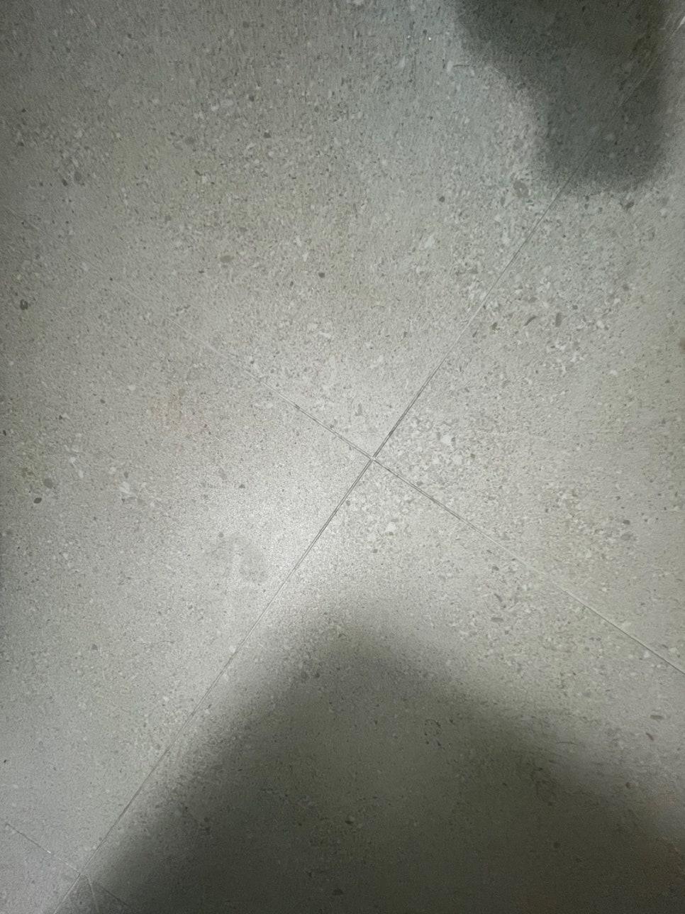 회색 타일 바닥 틈새의 근접 모습