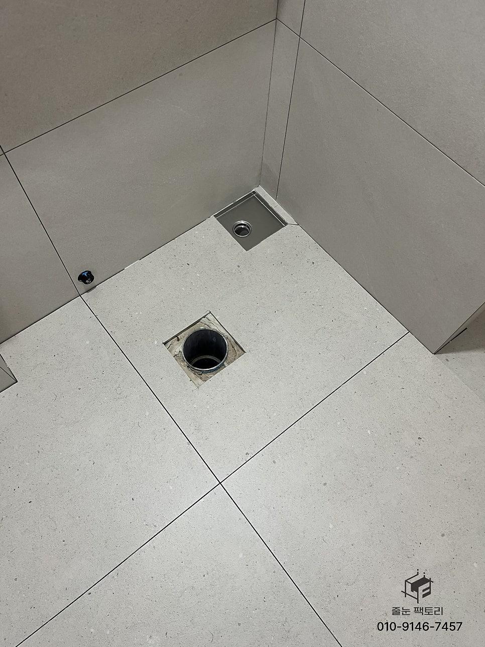 틈새 본드와 분진을 제거하는 기초 밑작업