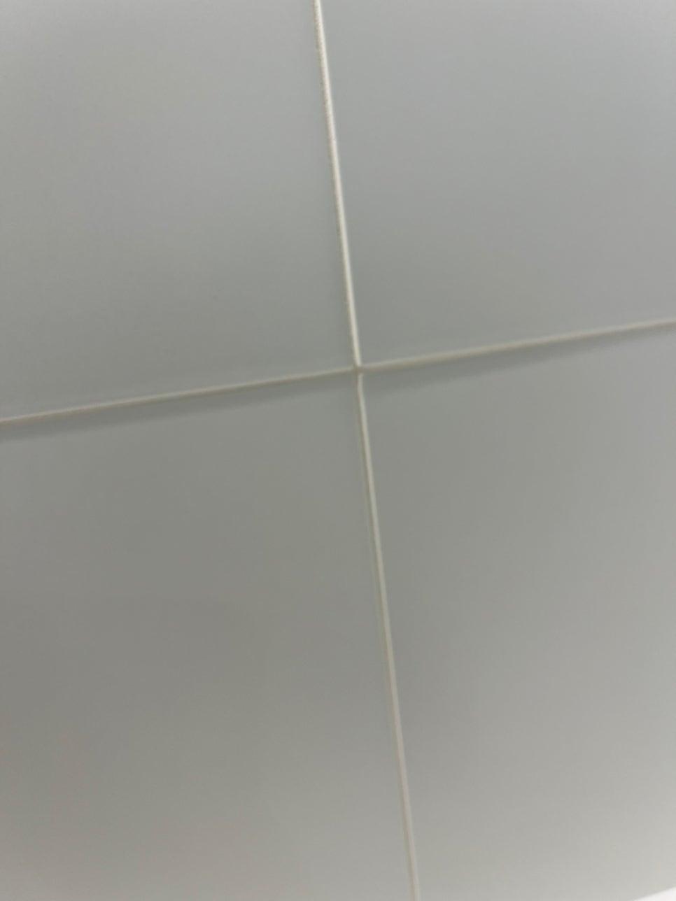 벽과 바닥 표면의 최종 정리 장면