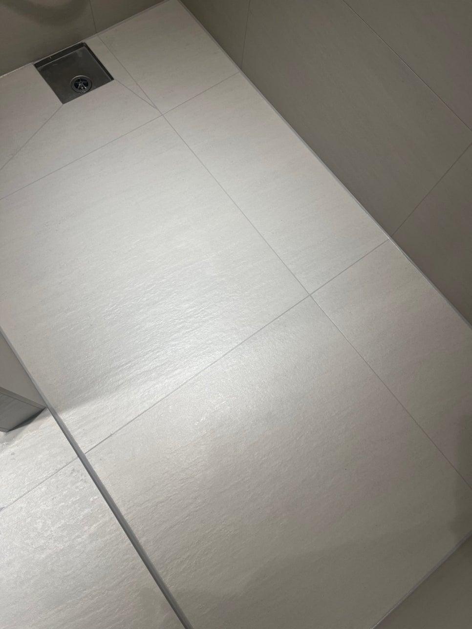 욕실 바닥 근접부의 완성된 마감 상태