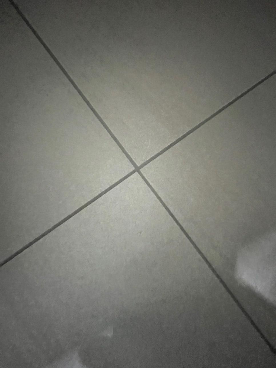 회색 타일 바닥의 교차선 부분