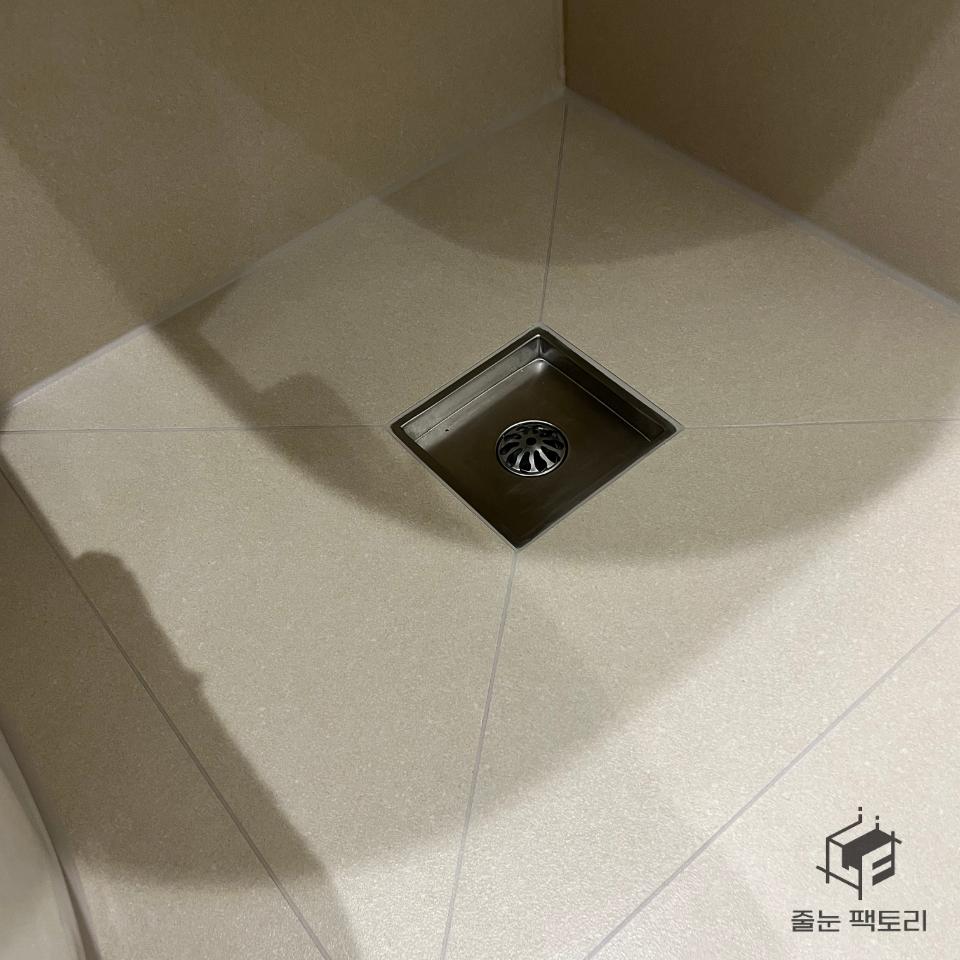 욕실 바닥 근접부의 마감 상태