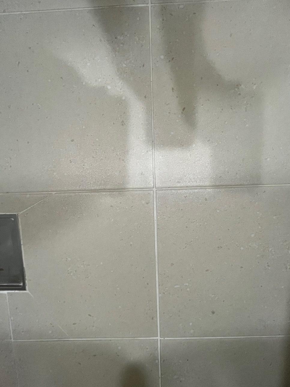 오염물이 남아 있는 바닥과 벽면