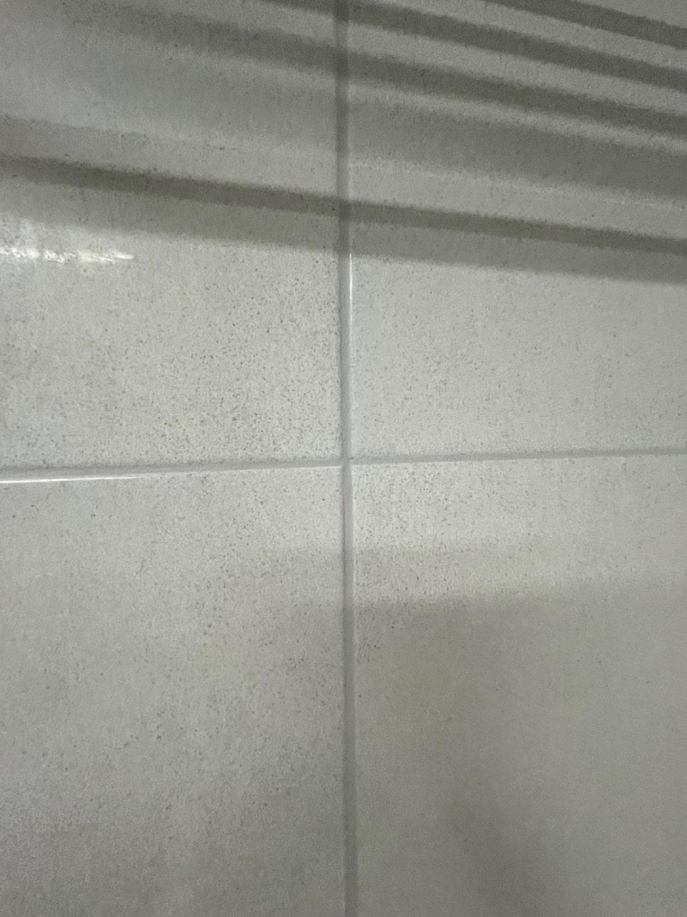 흰색 타일 벽면과 바닥의 연결 부위
