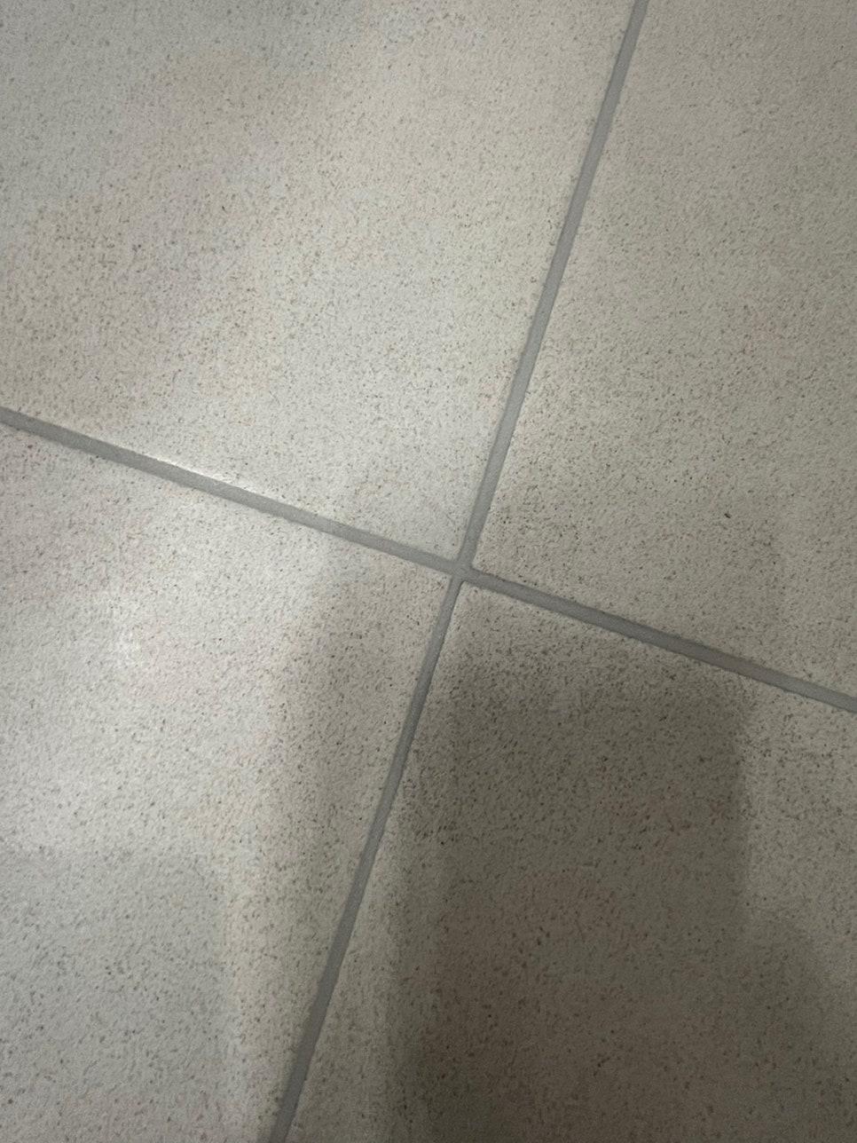 오염이 보이지 않는 타일 표면
