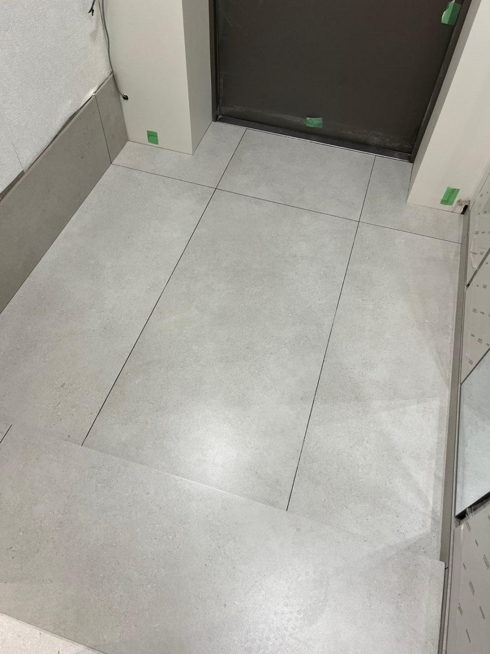 레일 구조가 보이는 슬라이딩 도어