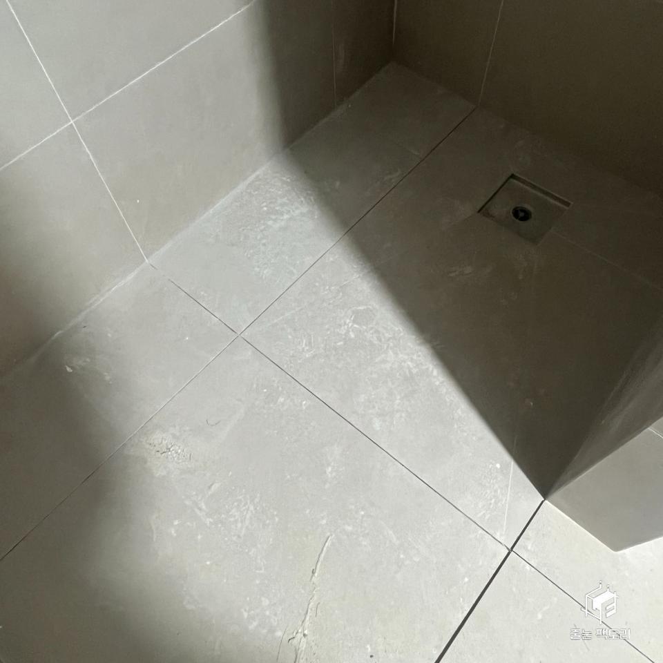 배수구가 보이는 샤워 공간 바닥