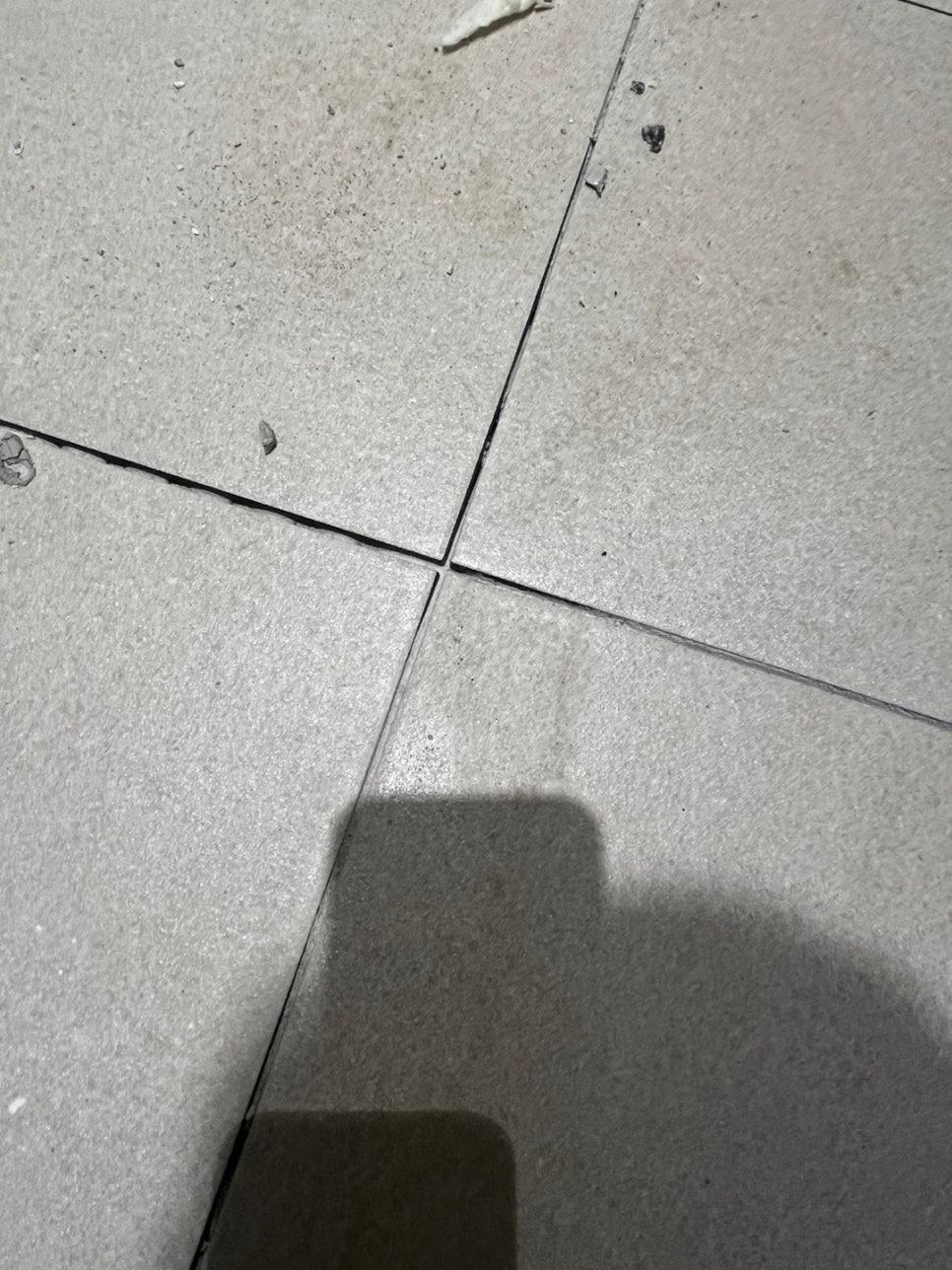타일 틈새에 잔해물이 보이는 근접 샷
