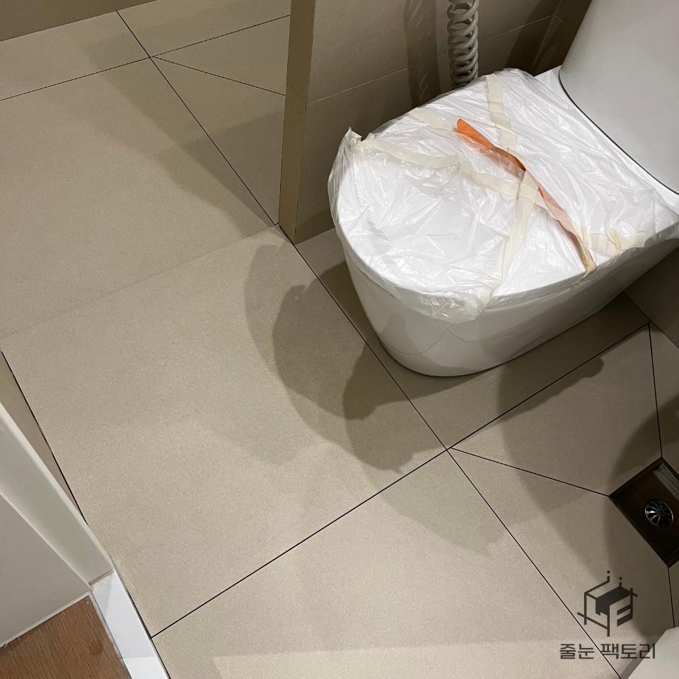 욕실 바닥 근접부의 시공 전 상태