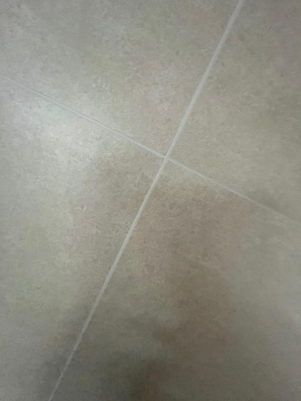 타일 바닥 틈새의 표면 질감 근접샷