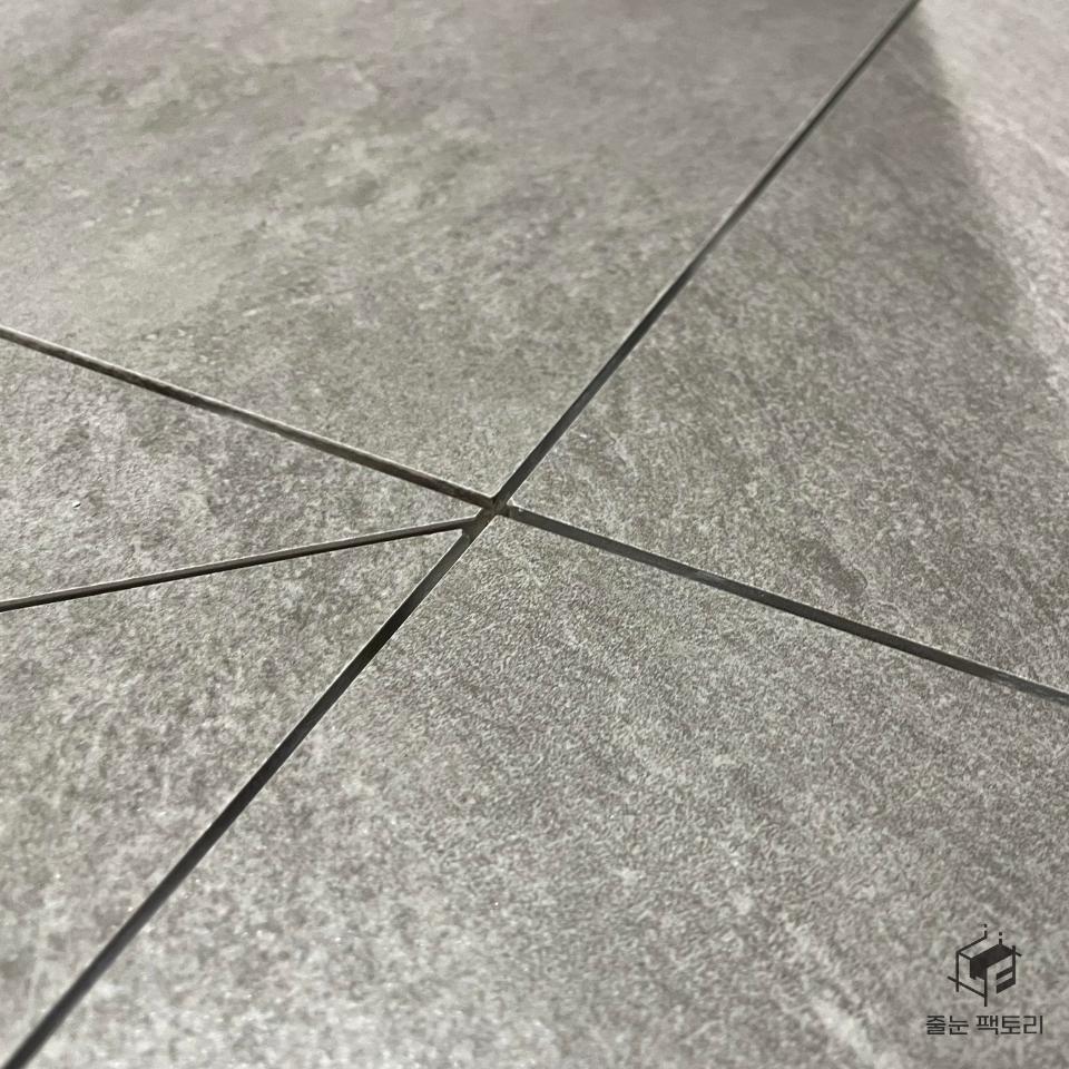 회색 타일 사이의 틈 클로즈업