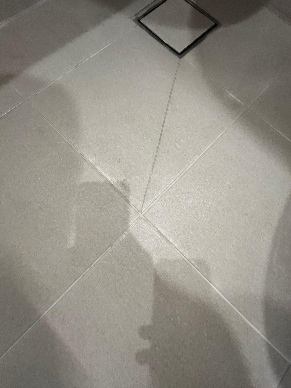 오염이 보이지 않는 벽과 바닥 표면