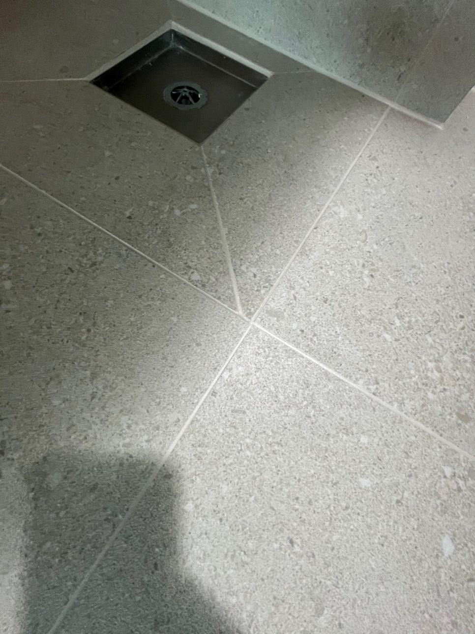 바닥 타일과 배수구 접합부 클로즈업