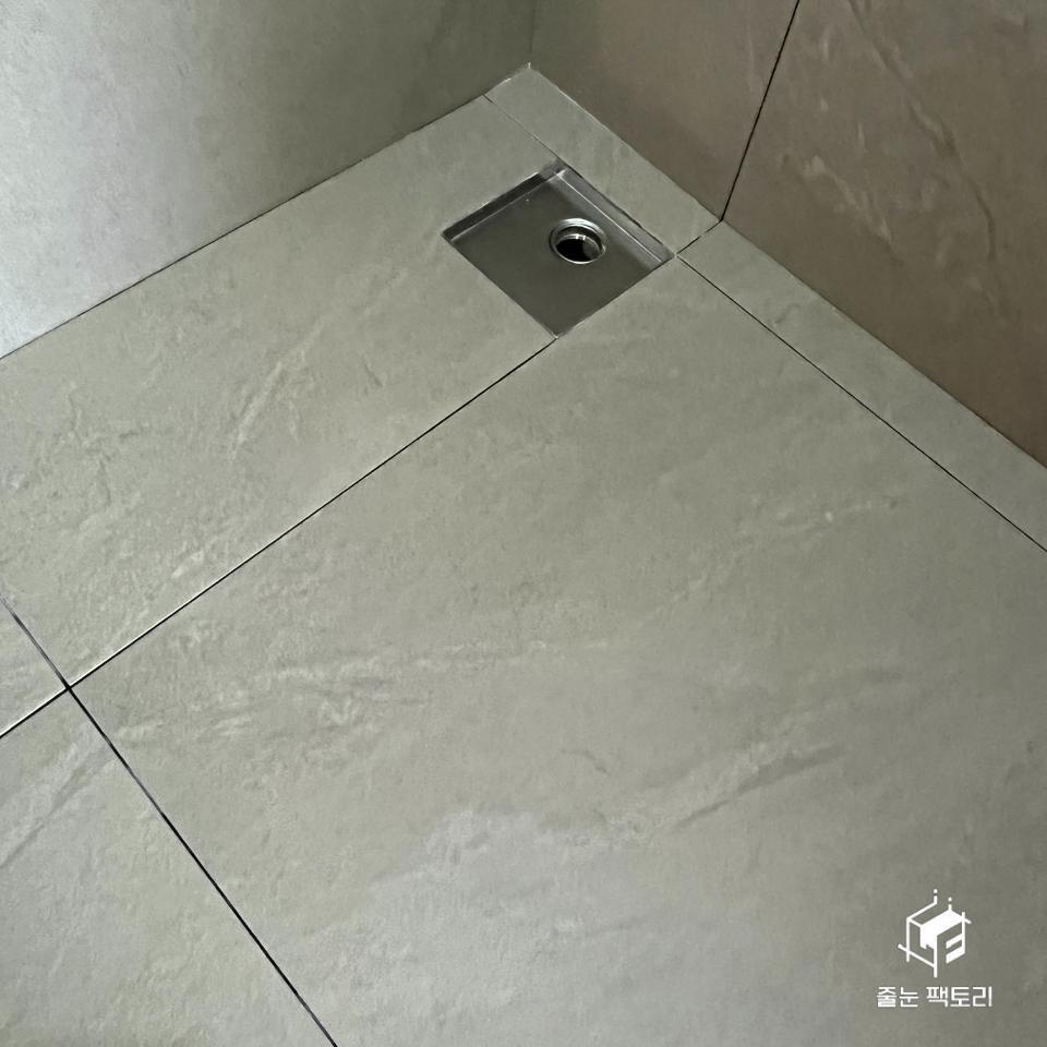 욕실 바닥의 근접 마감 상태