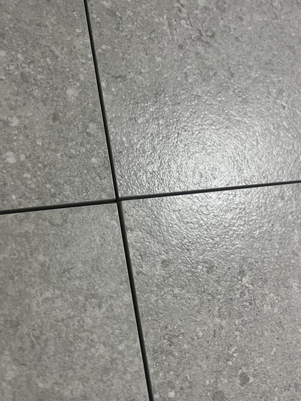 회색 타일 바닥 틈새 클로즈업