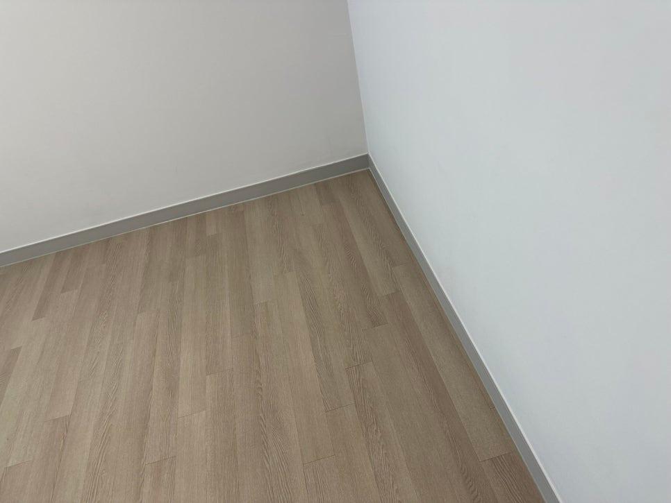 기존 우드톤에서 화이트로 바뀐 깔끔한 걸레받이