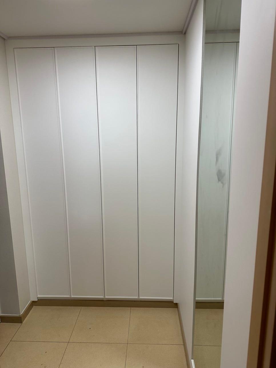 개방감을 주는 유리 도어 수납장