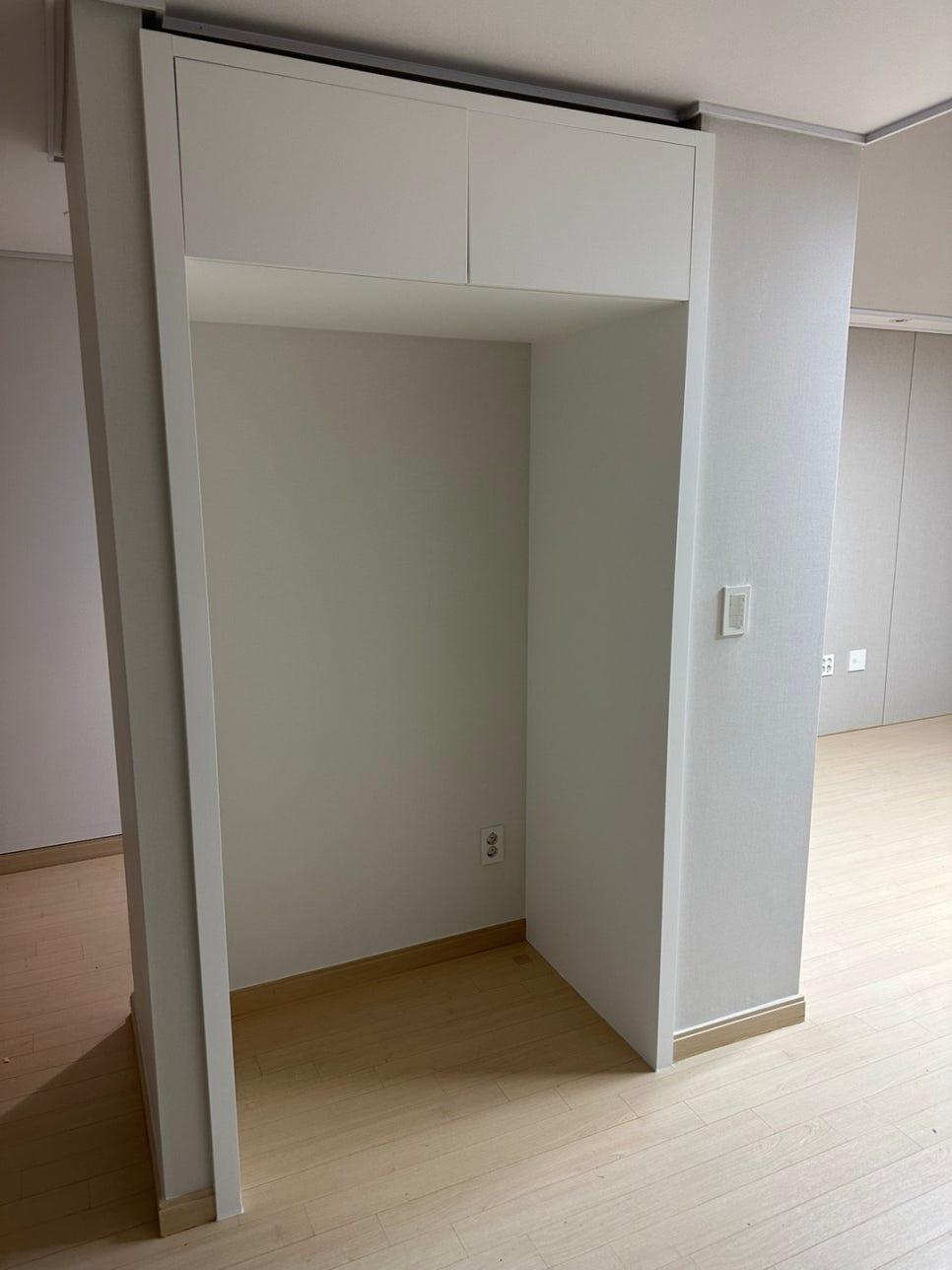 화이트로 깔끔하게 변신한 드레스룸