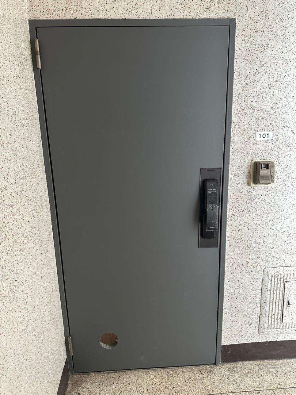 실내 문틀의 디테일한 마감 과정