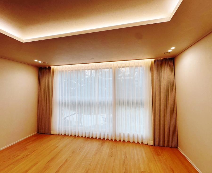 컬러를 맞춘 레일과 타이백의 조화