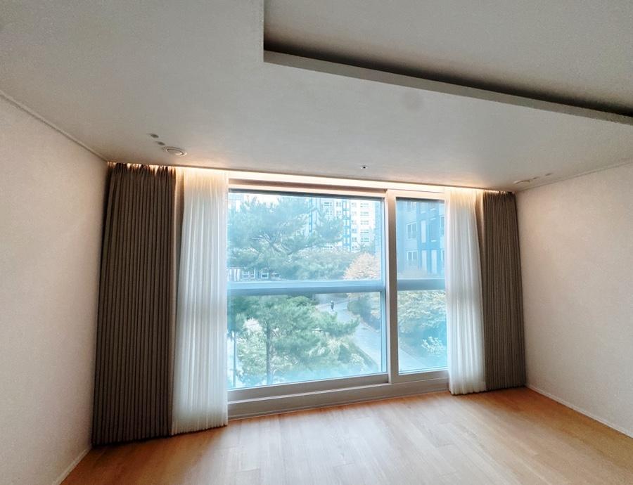 창가에 드리워진 포근한 무드
